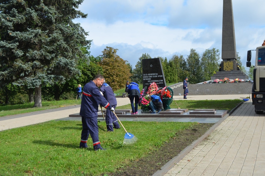 Работники филиала "Управление по организации общественного питания" на уборке территории мемориала в память узников концлагеря «Тростенец», уничтоженных в 1941-1944 гг.