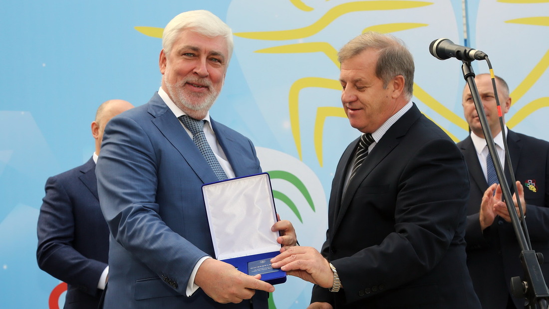 Губернатор Брестской области Анатолий Лис вручает памятную медаль Александру Мешкову