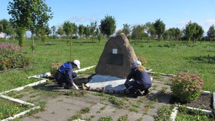 Работники цеха содержат в чистоте и порядке территорию памятника, где с 1941 по 1944 годы фашистами были расстреляны свыше тысячи мирных жителей, подпольщиков Ивацевичского района и военнопленных