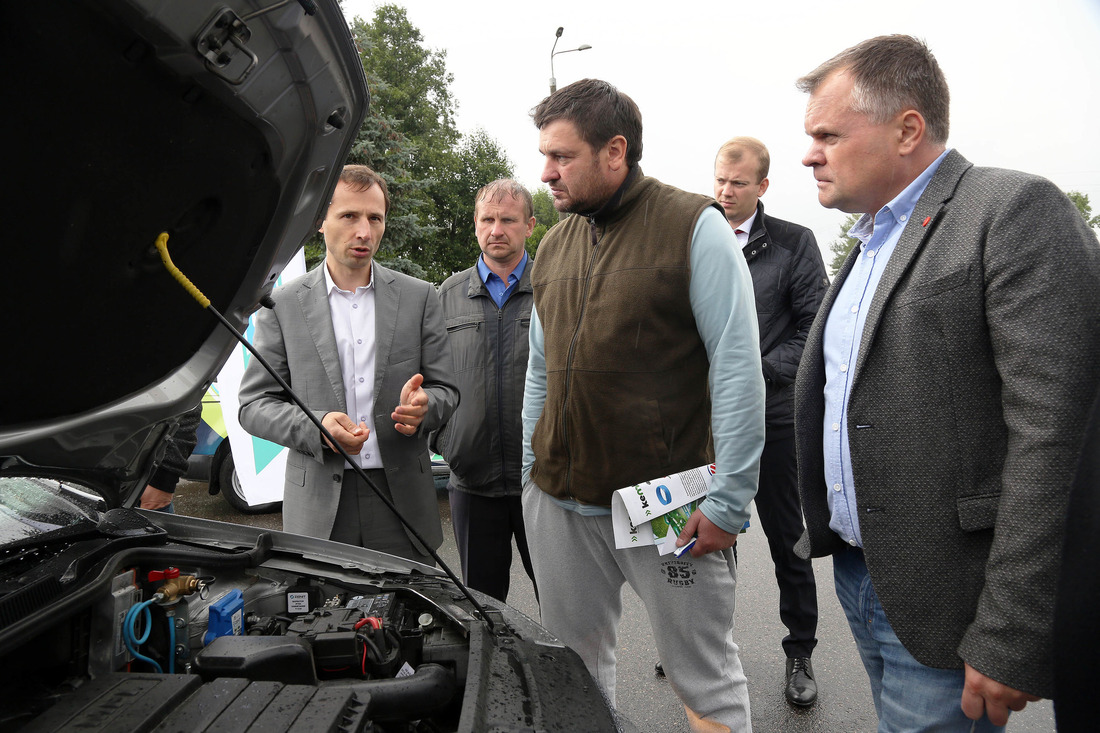 Вадим Игнатов (крайний слева) рассказывает о преимуществах газомоторного топлива