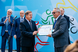 Губернатор Брестской области Анатолий Лис вручает сертификат директору училища Юрию Питерскому