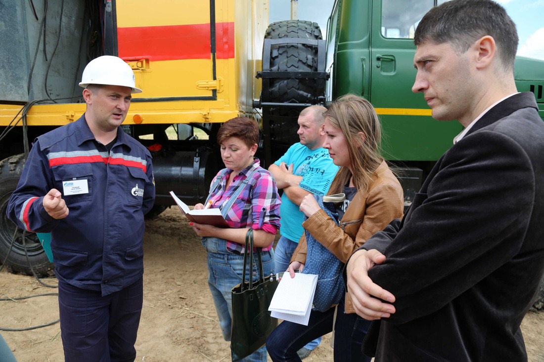 Сергей Куклицкий рассказывает журналистам о комплексе ремонтных работ