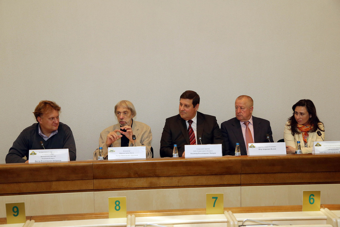 На фото слева направо: Виктор Бабарикин, Эдуард Артемьев, Владимир Майоров, Петр Волков, Анжела Крашевская.