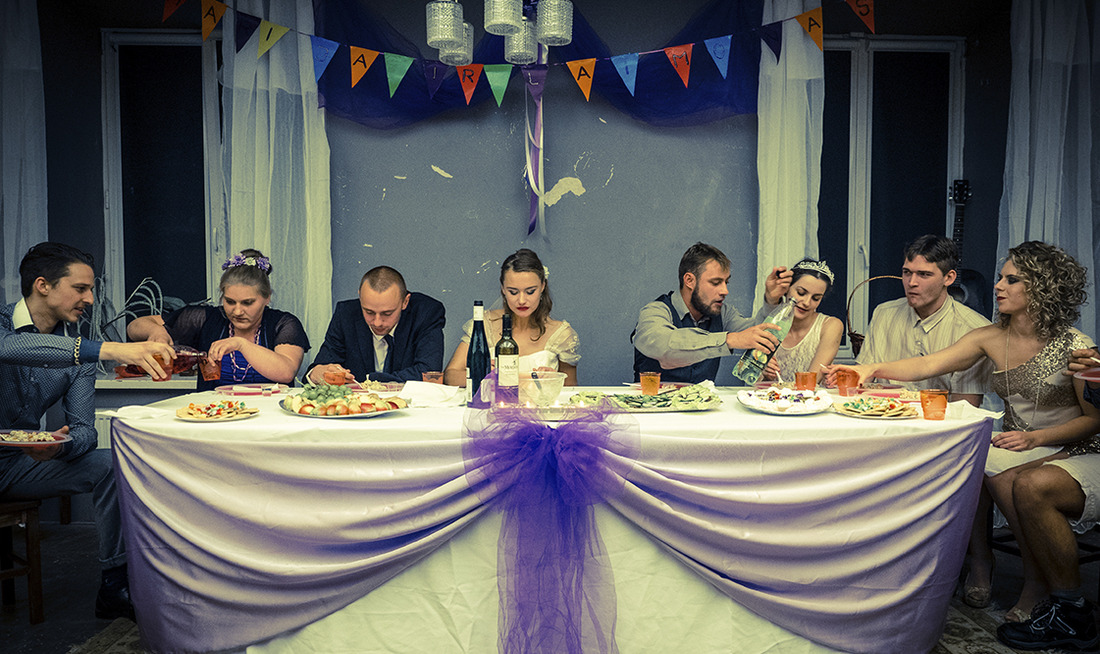 Сцена из спектакля  «Свадьба» (ОКТ / Вильнюсский городской театр). Фото: Tomas Ivanauskas