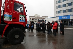 Участники мероприятия осматривают выставку автомобилей