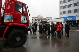 Участники мероприятия осматривают выставку автомобилей