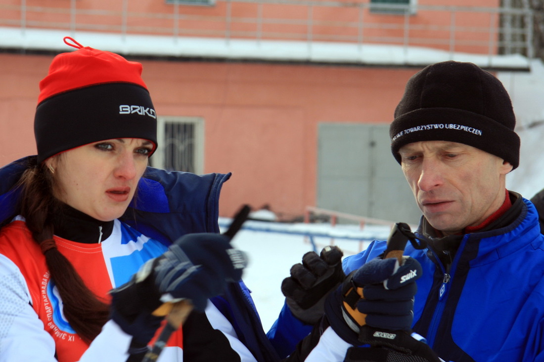 Подготовка к лыжной гонке. На фото: Ольга Касько и Валерий Петрусенко