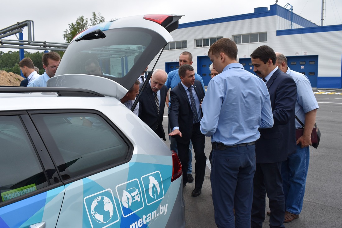 Участники совещания знакомятся с газомоторным автопарком ОАО "Газпром трансгаз Беларусь"