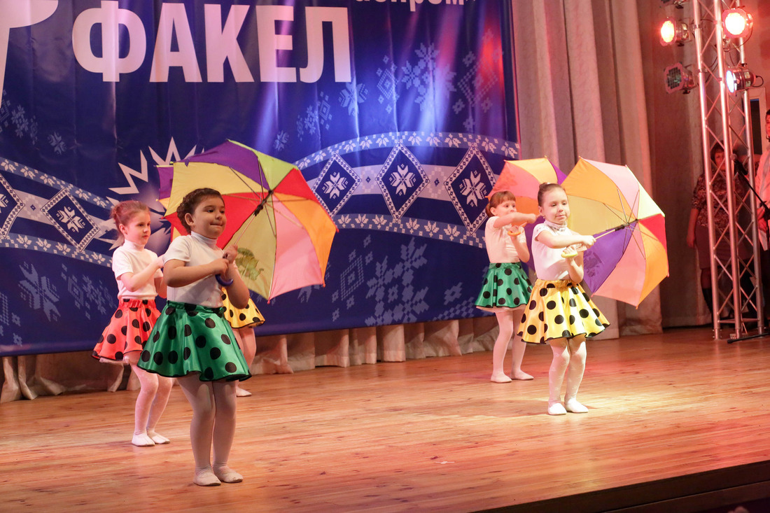 Детский ансамбль танца (Минское УМГ) с номером "Зонтики"