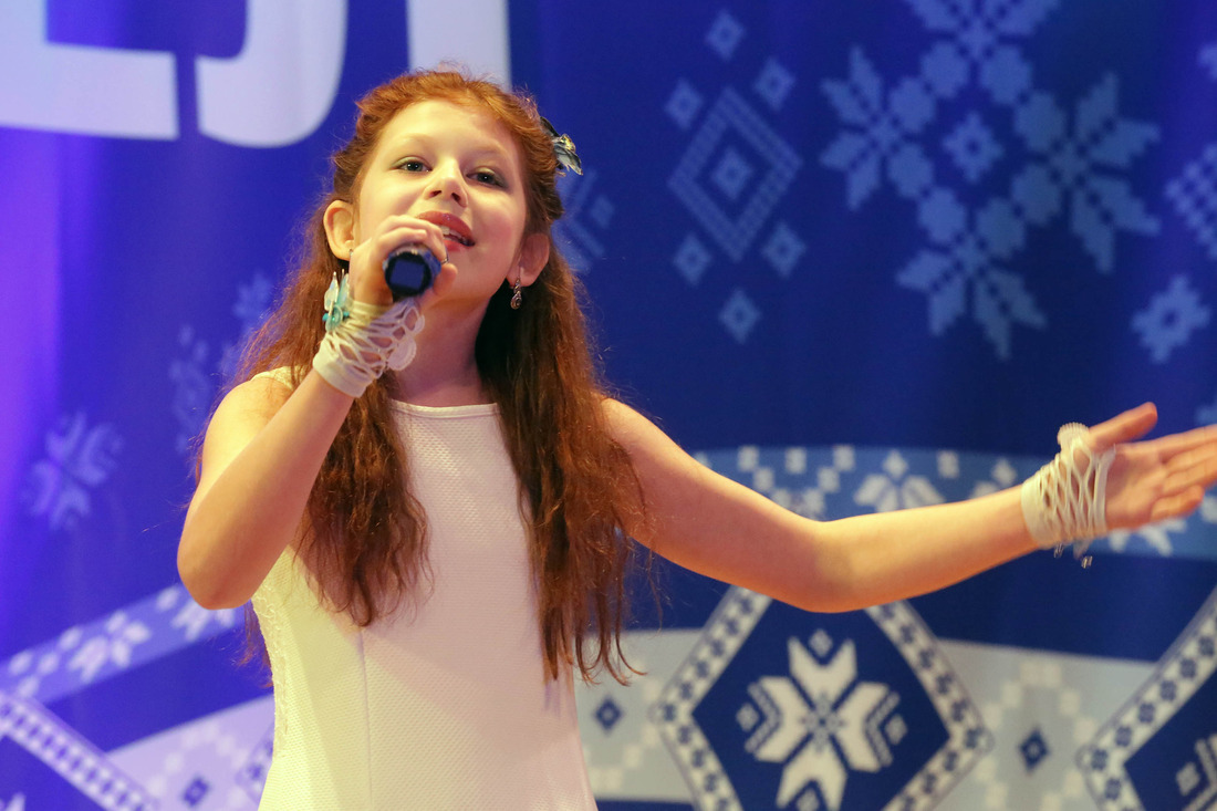 На сцене — Екатерина Сапегина (12 лет, филиал "Крупское УМГ") с песней "Прыгажосць"