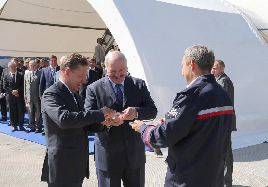 Александр Лукашенко и Алексей Миллер соединяют символические кристаллы в знак начала строительства Газпром Центра