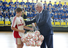 Председатель Наблюдательного совета ОАО «Газпром трансгаз Беларусь» Александр Мешков вручает связку гандбольных мячей юным спортсменам-гандболистам
