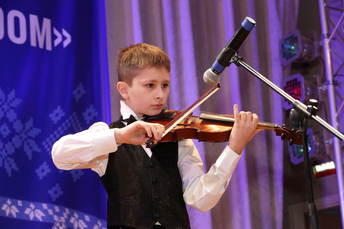 Трогательные звуки скрипки заставили затаить дыхание весь зал. Михаил Аземша (10 лет, администрация) исполняет Концерт для скрипки №1 ля минор