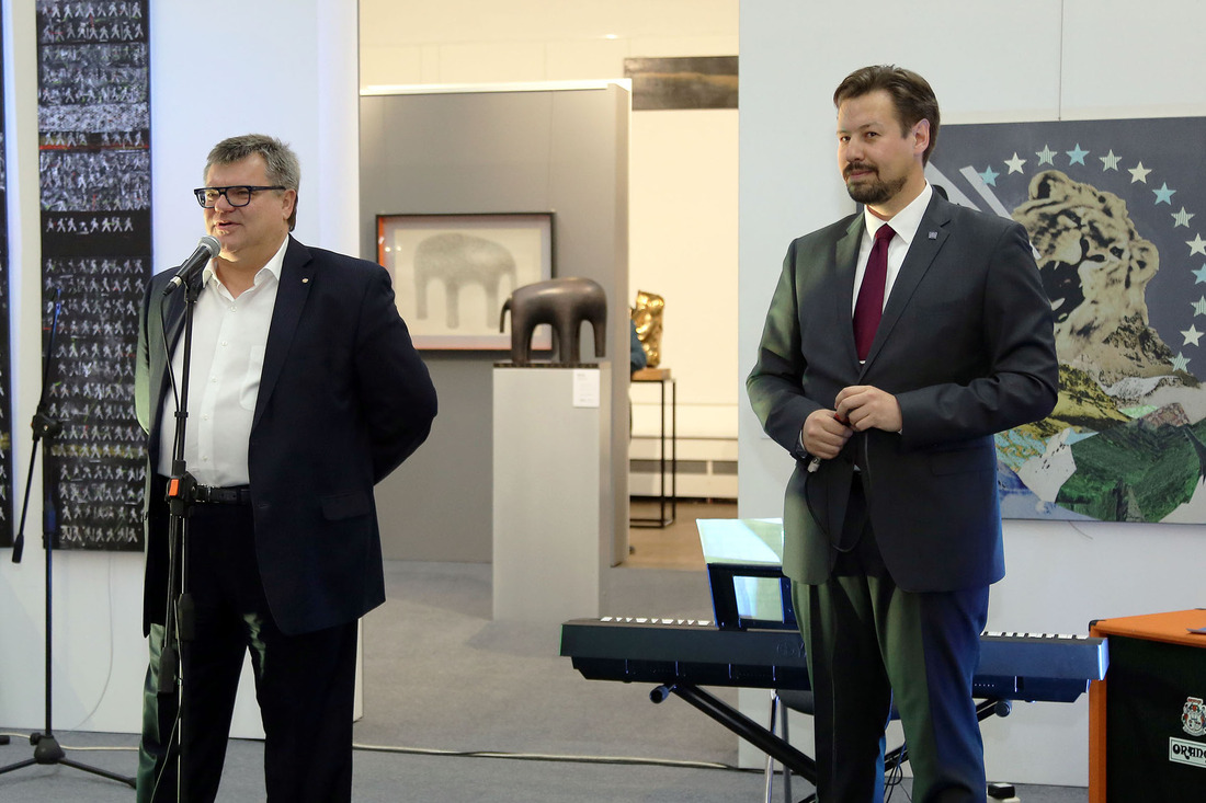 Виктор Бабарико (слева) открывает выставку