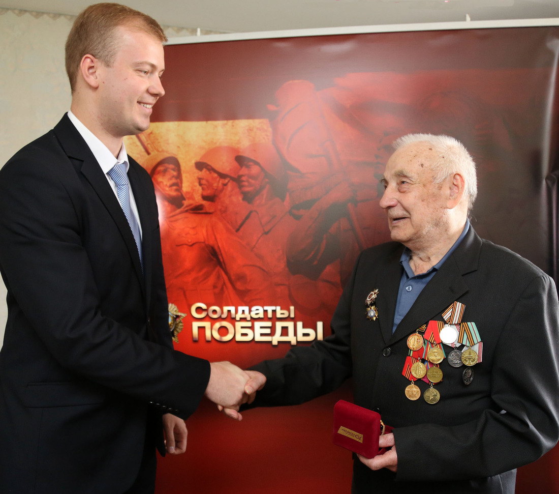 Игорь Горский вручает памятный подарок ветерану Борису Купцову