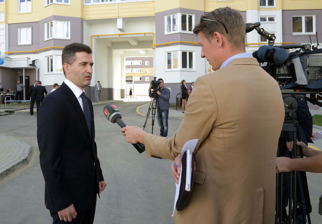 Юрий Ляшенко дает интервью журналистам
