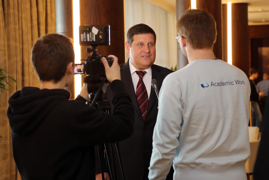 Владимир Майоров дает интервью национальному спортивному телеканалу "Беларусь 5"